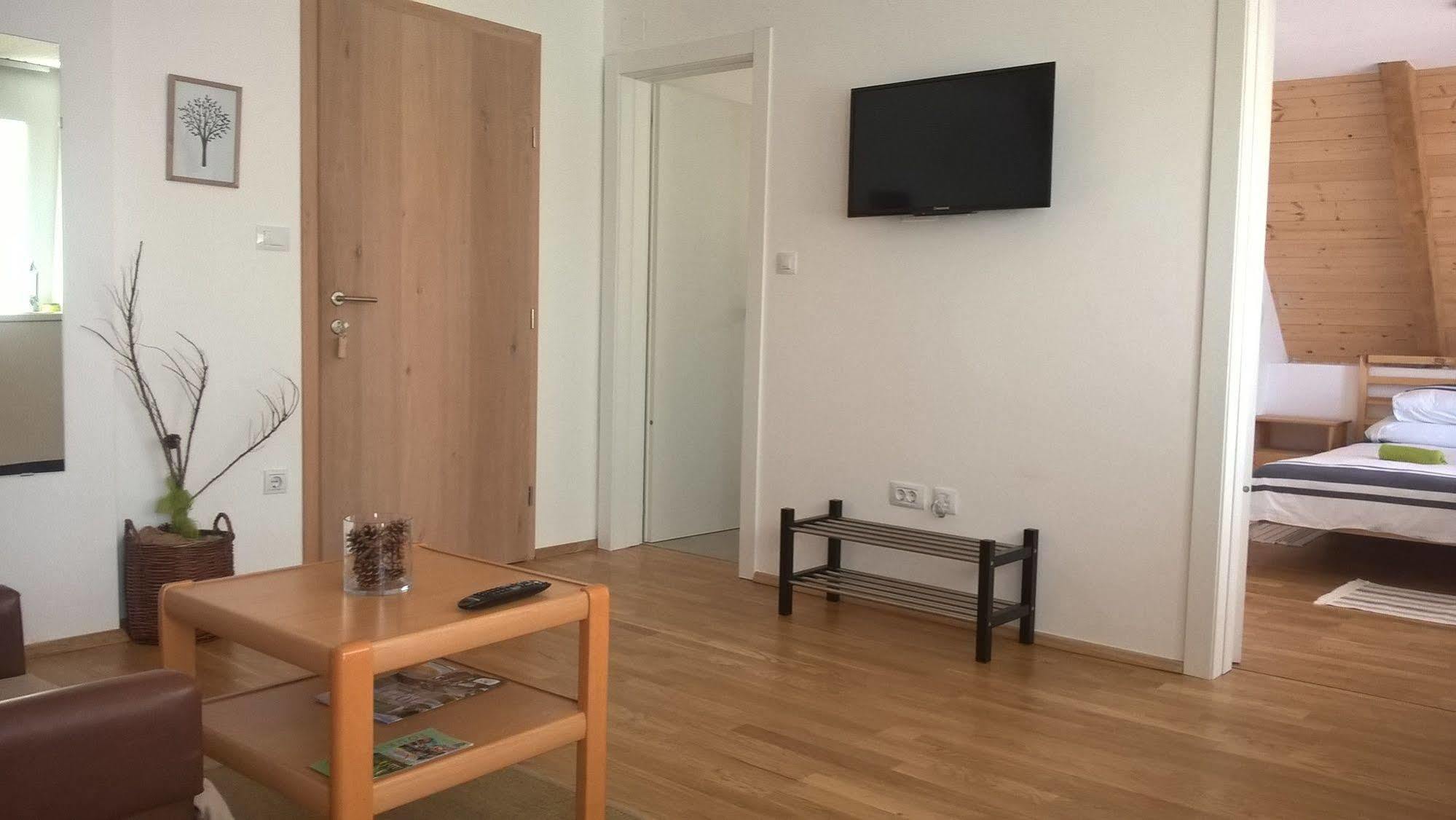 Guesthouse Bor Plitvice Lakes Plitvicka Jezera Bagian luar foto